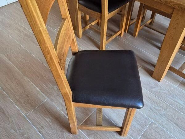 Dining table and 6 chairs - Main image