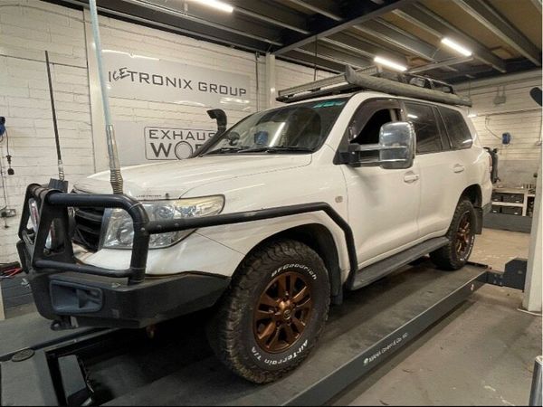 200 series Landcruiser rolling chassis and bits - Main image