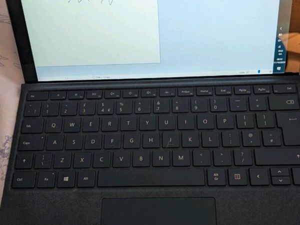 Surface Pro, Windows 10, Intel Core i5-7300U - Main image