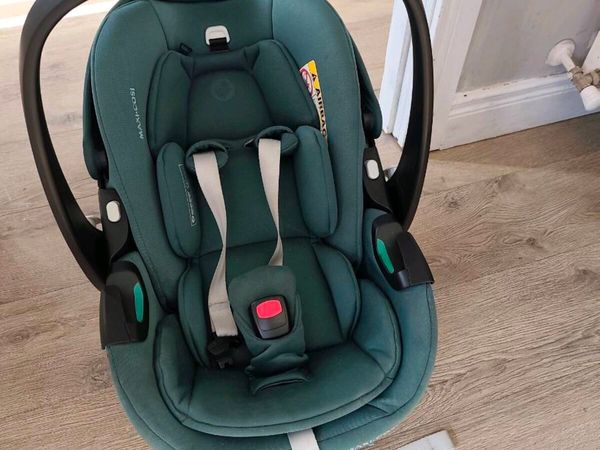 Maxi Cosi Pebble Pro car seat and isofix base - Main image