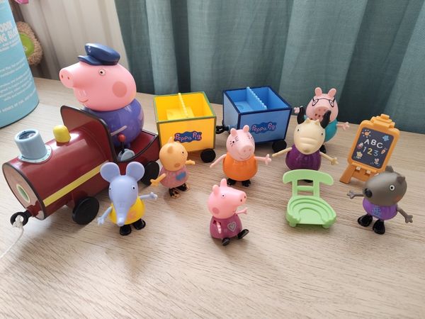 Peppa Pig Toy Train Playset with 7 Figures - Main image