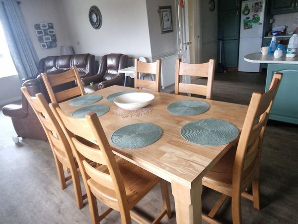 Solid wood table and 6 chairs - Main image