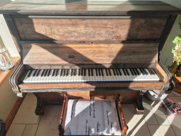 Antique Upright Piano – Traditional - Main image