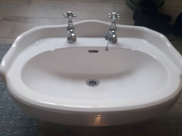 Bathroom sink and pedestal - Main image