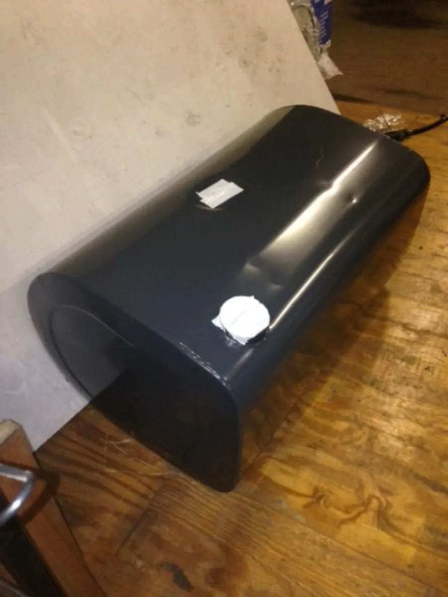 Volvo FM9 Volvo Diesel Tank - Image 1