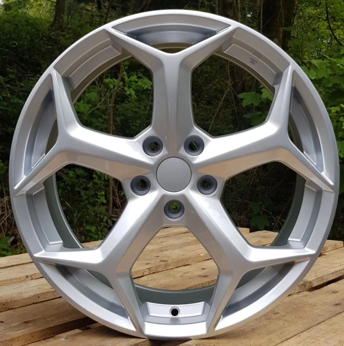 18” st silver 5x108 - Image 1