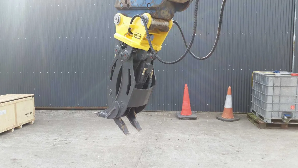 Hydraulic Grab in action - Image 3