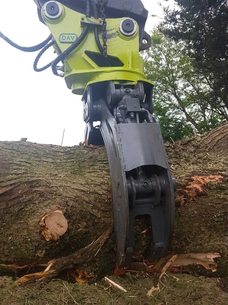 Hydraulic Grab in action - Image 1