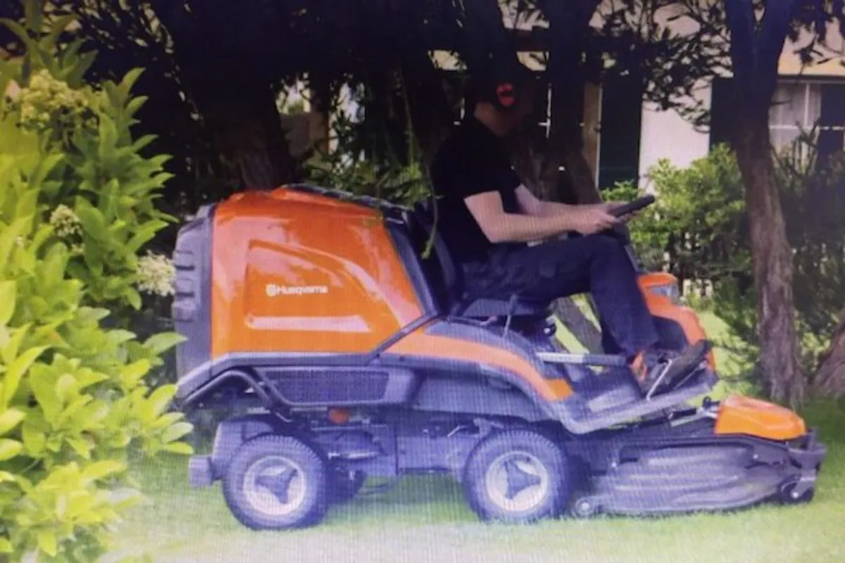 Husqvarna rider collector front deck mower - Image 3