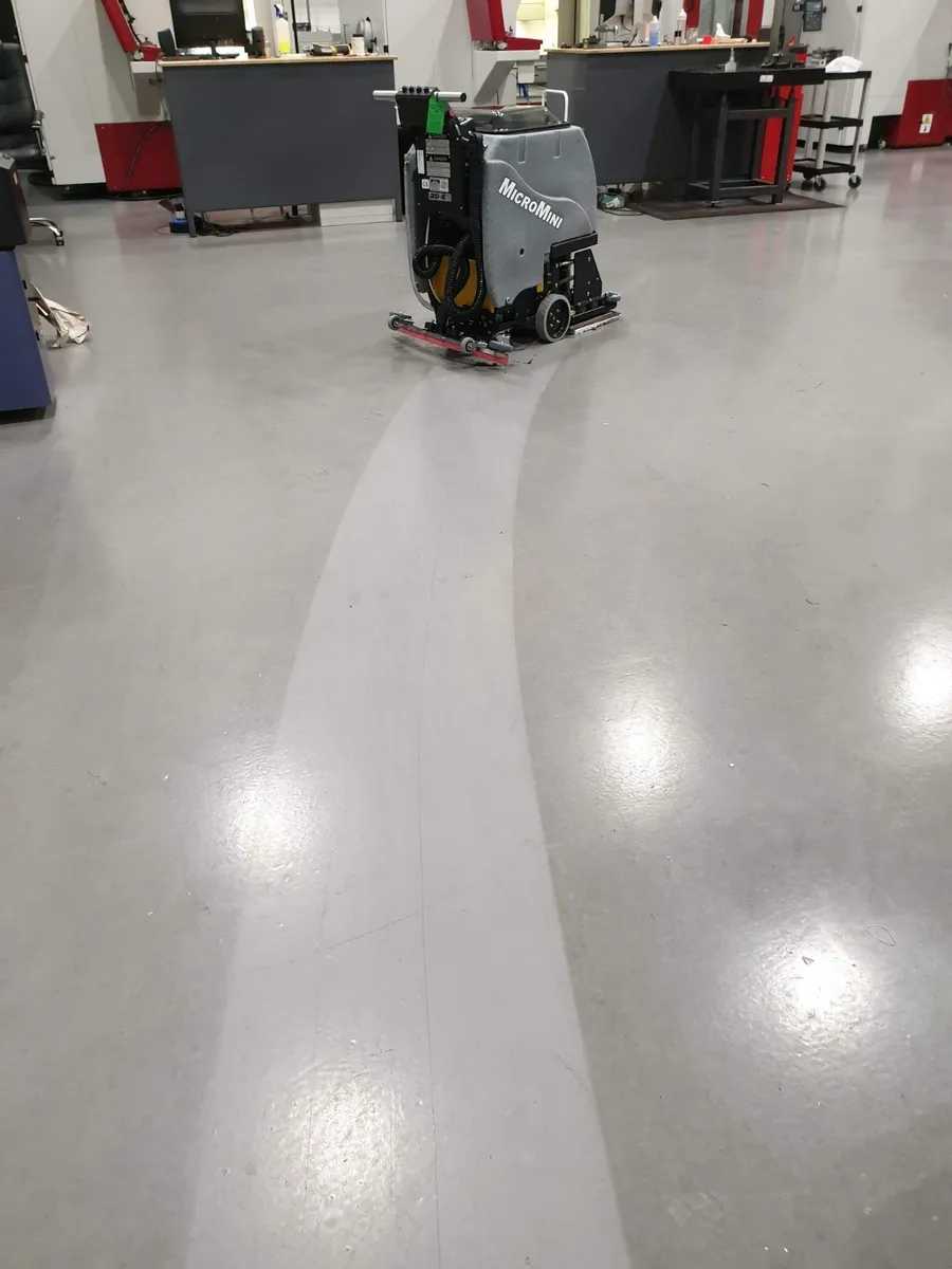 Tomcat MicroMini 24E scrubber dryer - Image 1