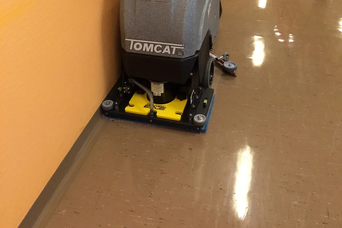 Tomcat MicroMini 24E scrubber dryer - Image 2
