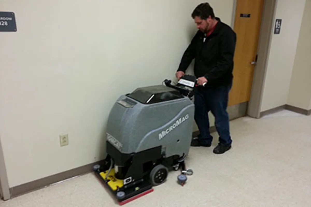 Tomcat MicroMini 24E scrubber dryer - Image 3