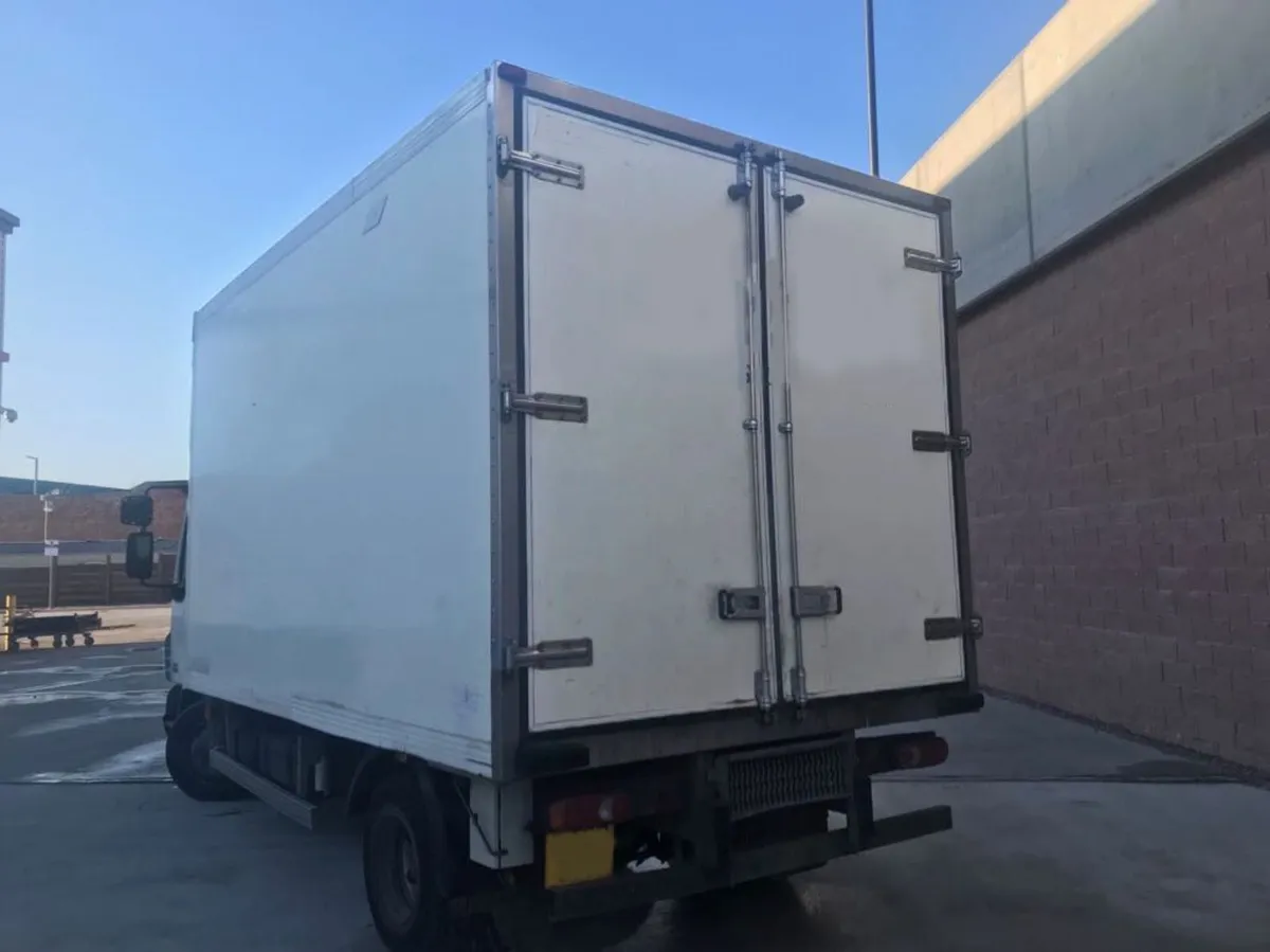 DAF45/220 6 Cylinder Fridge Box with Meat Rails - Image 4