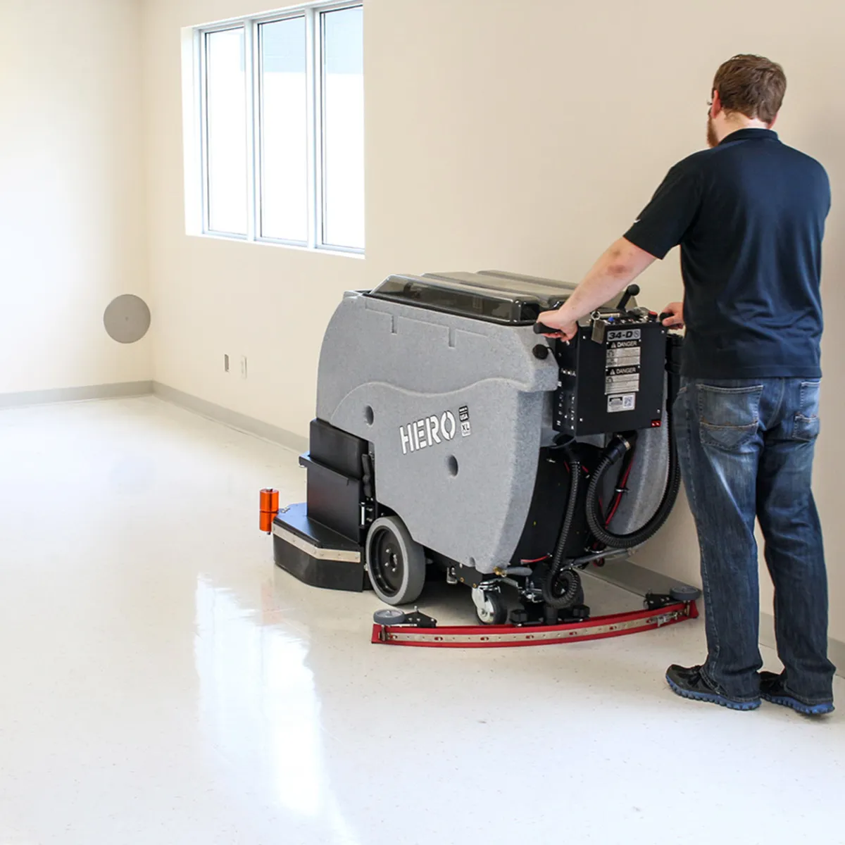 Tomcat Hero 34D Large scrubber dryer - Image 4