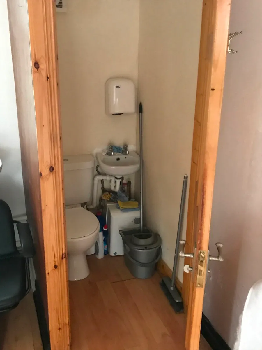 BARBER SHOP AND HOUSE TO LET .. ,READ AD - Image 4