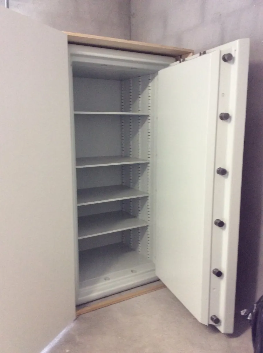 Safes, Strongroom doors, Timelocks. - Image 4