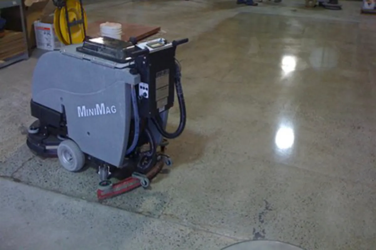 Hire a Tomcat Magnum 34D tough scrubber dryer - Image 2