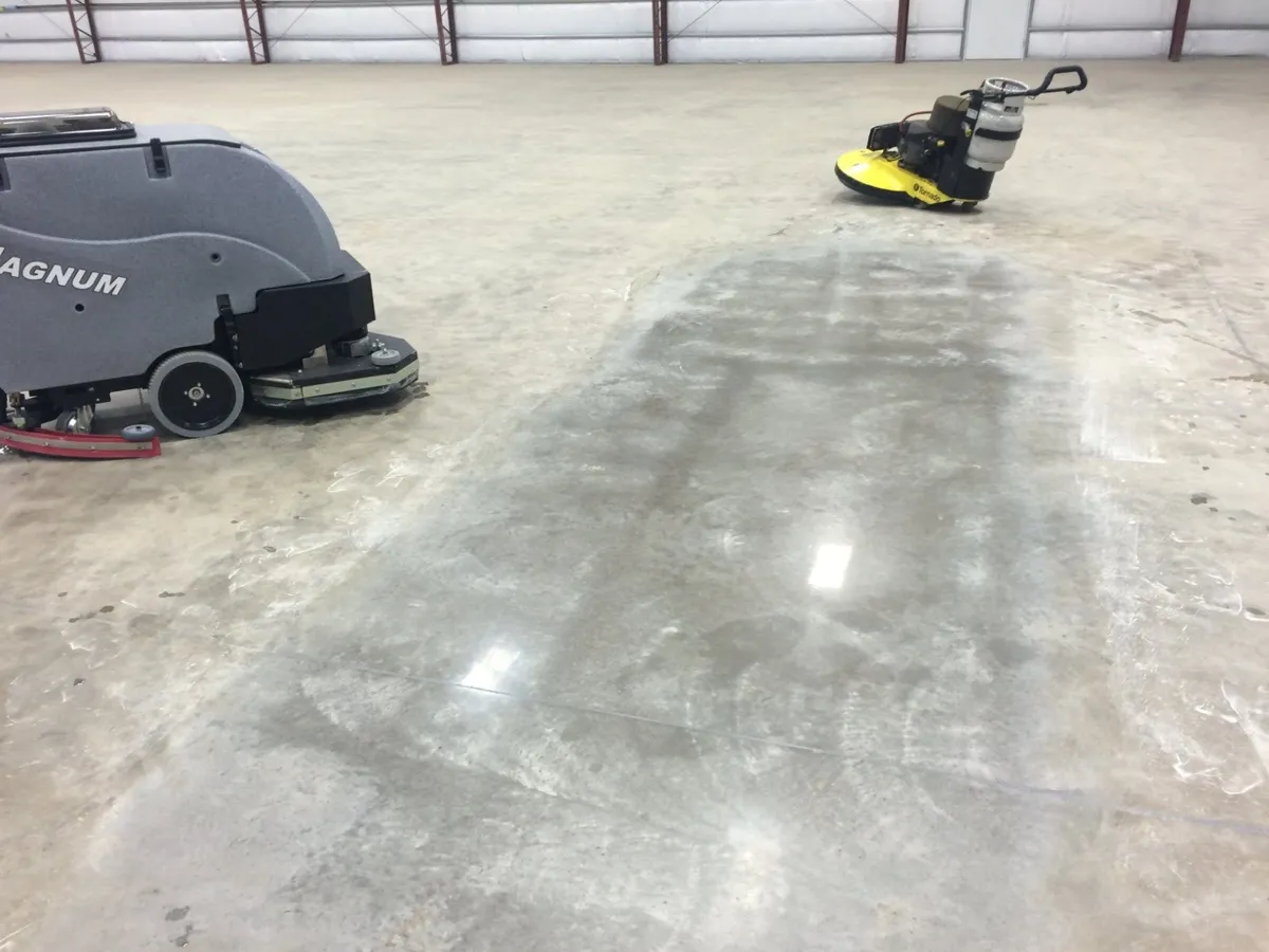 Hire a Tomcat Magnum 34D tough scrubber dryer - Image 3