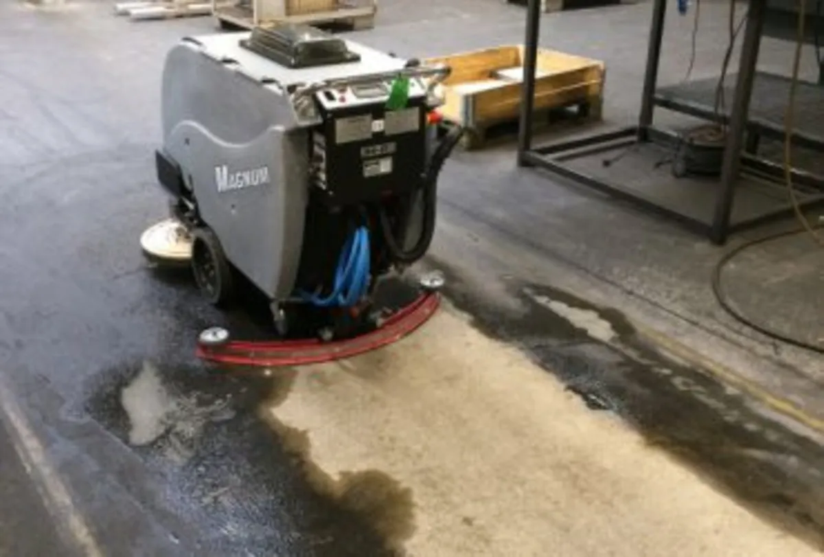 Hire a Tomcat Magnum 34D tough scrubber dryer - Image 4