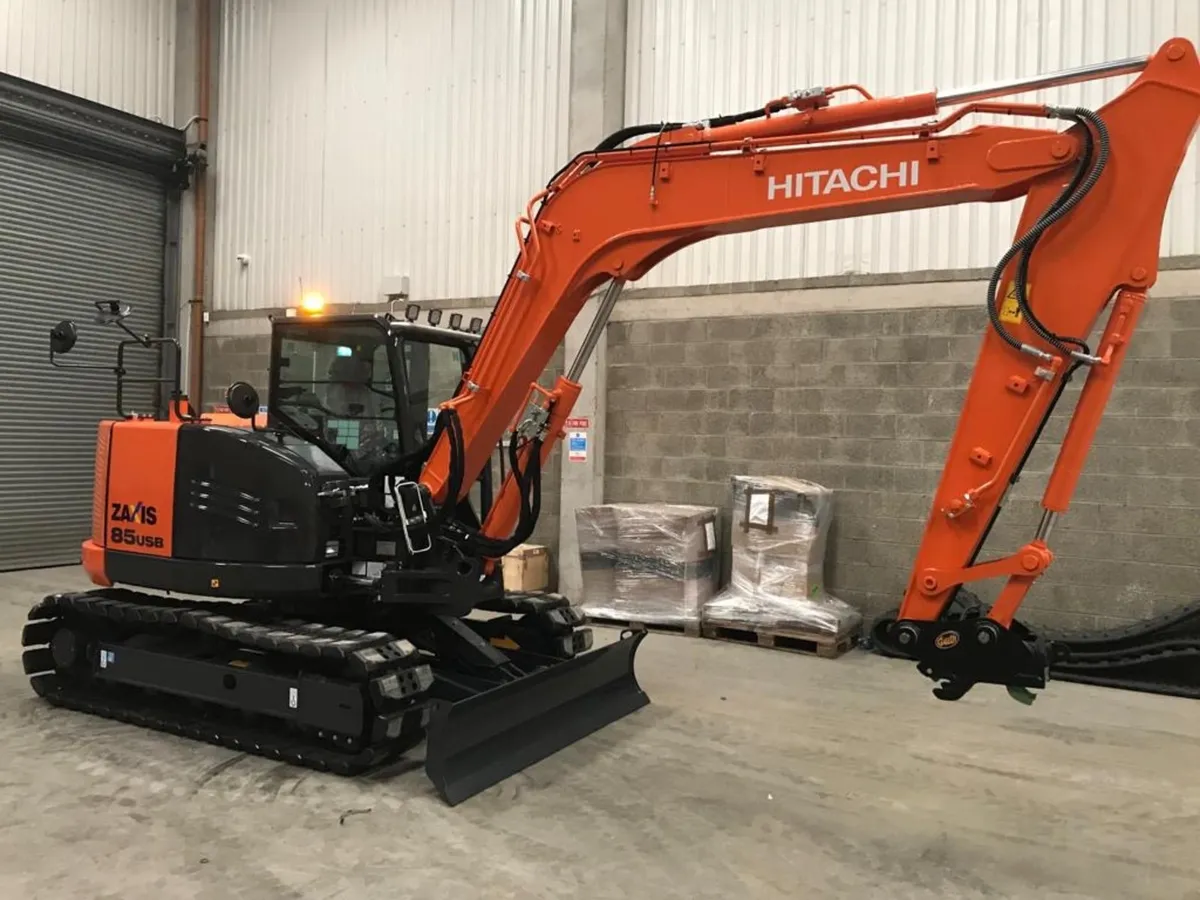 8 ton digger only €600 per week - Image 4