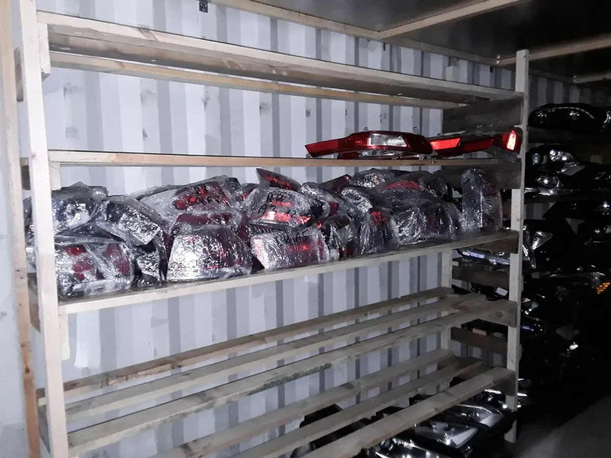 Tail light for various makes and models TEXT WHAT - Image 1