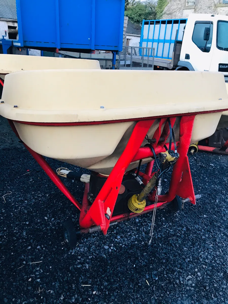 Large selection of Vicon fertiliser Spreader's - Image 2