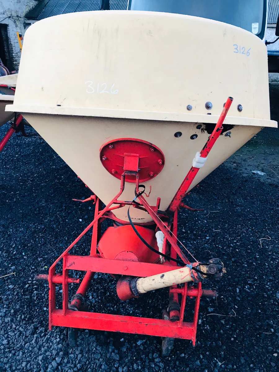 Large selection of Vicon fertiliser Spreader's - Image 3