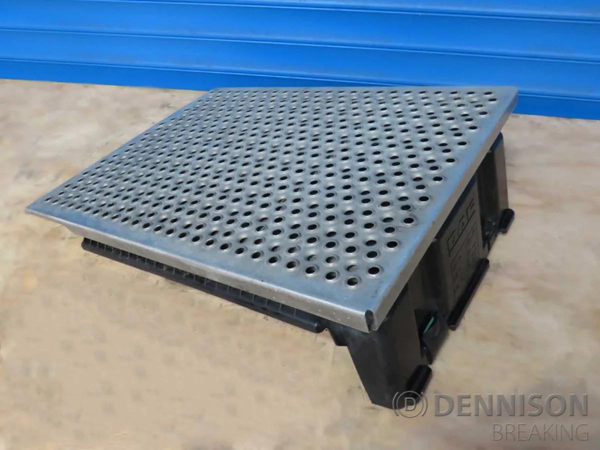 Genuine DAF Catwalk and Battery Cover USED - Image 2