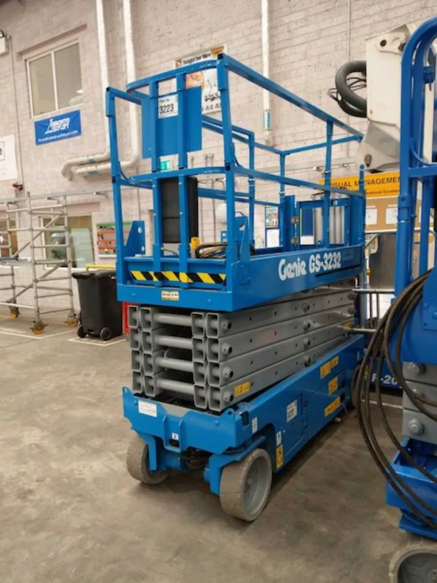Genie GS3232 - Battery Scissor Lift 11.5 m narrow - Image 2