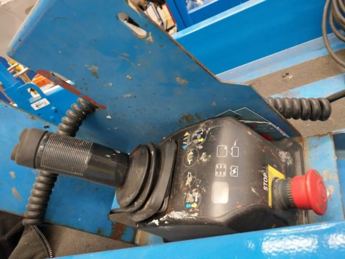 Genie GS3232 - Battery Scissor Lift 11.5 m narrow - Image 3