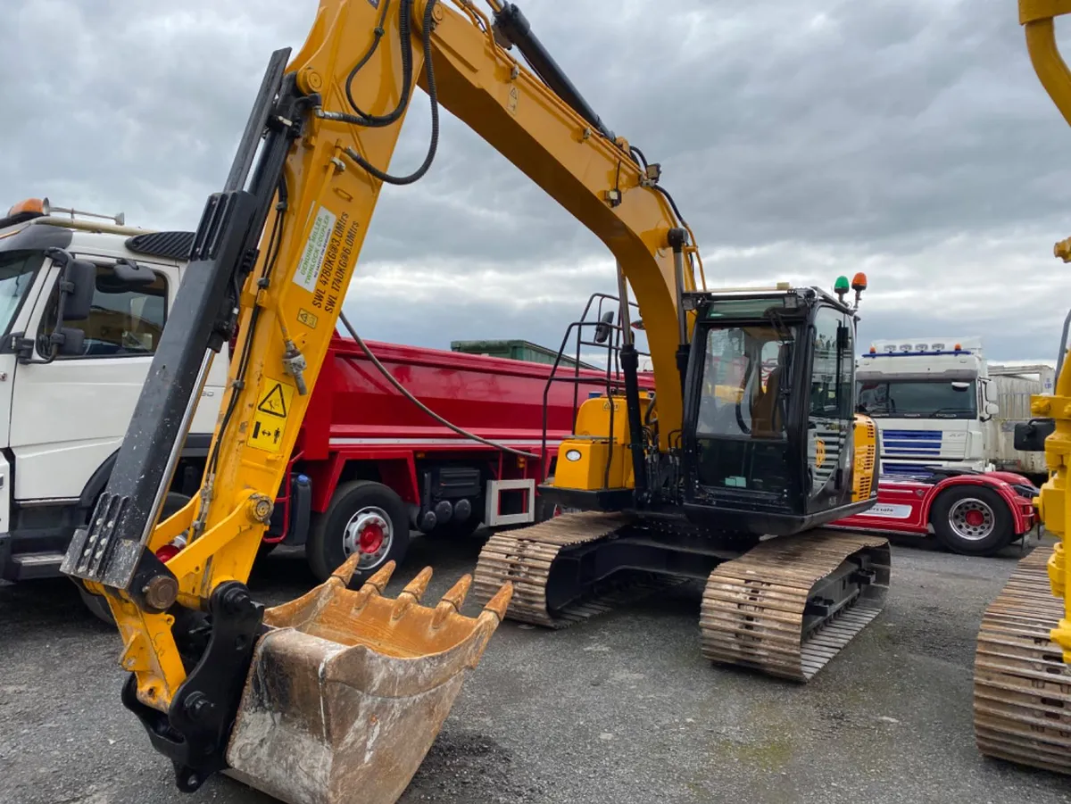 2016 JCB js130 excavator - Image 2