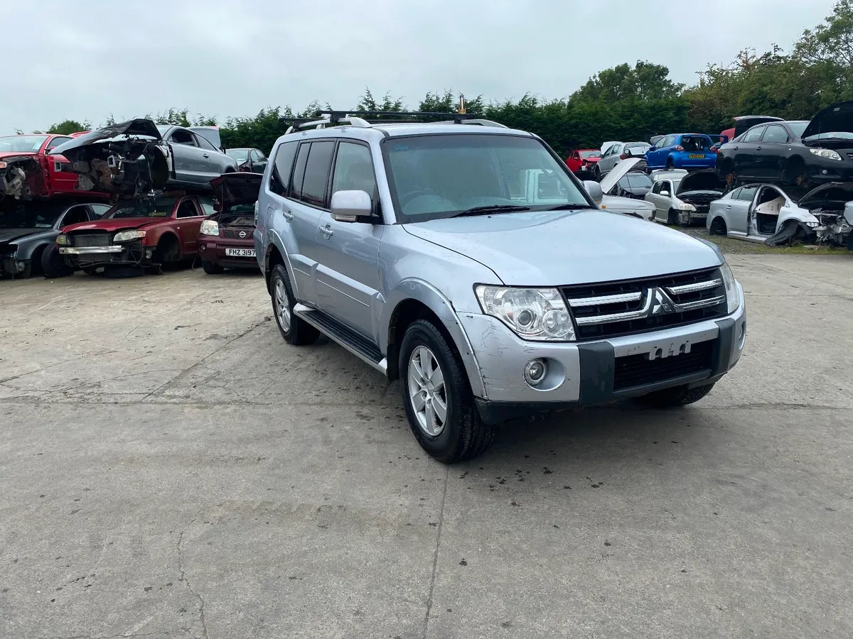 2009 Mitsubishi pajero 3.2 LWB - Image 2