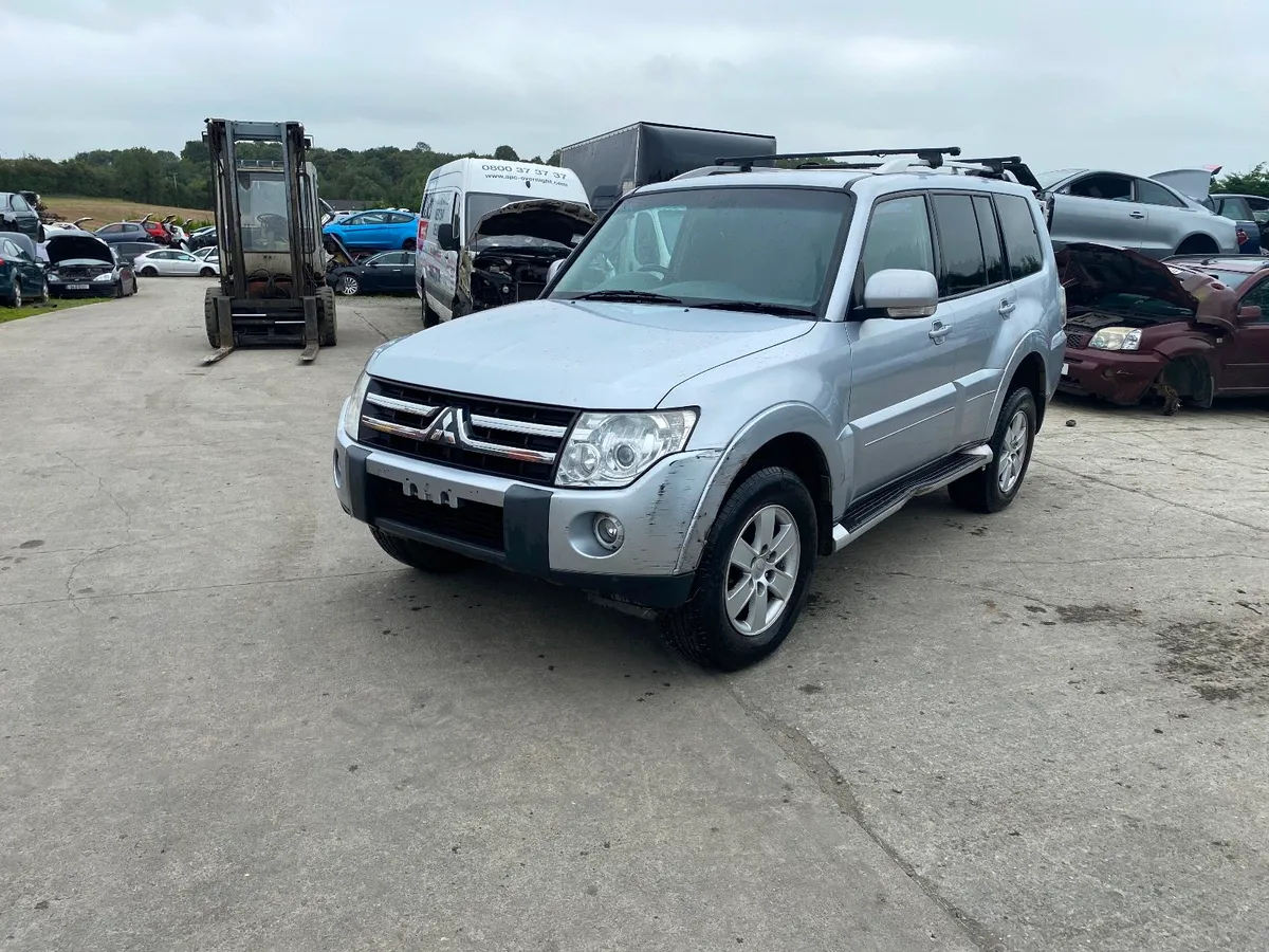 2009 Mitsubishi pajero 3.2 LWB - Image 3