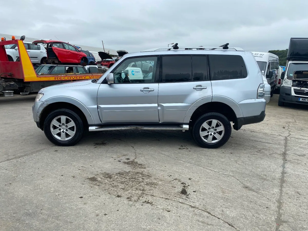 2009 Mitsubishi pajero 3.2 LWB - Image 4