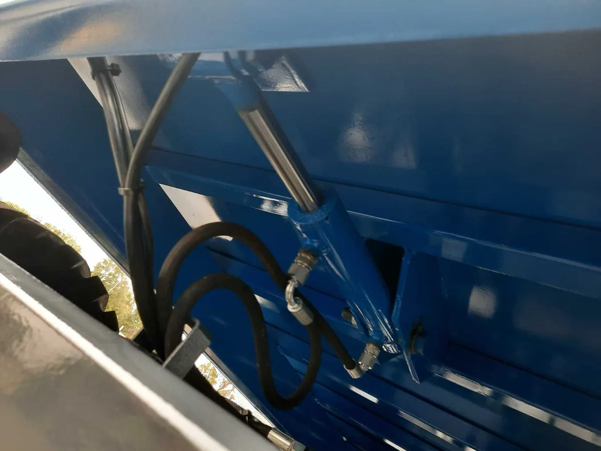 14 x 8 Tipper trailer heading Southbound - Image 2