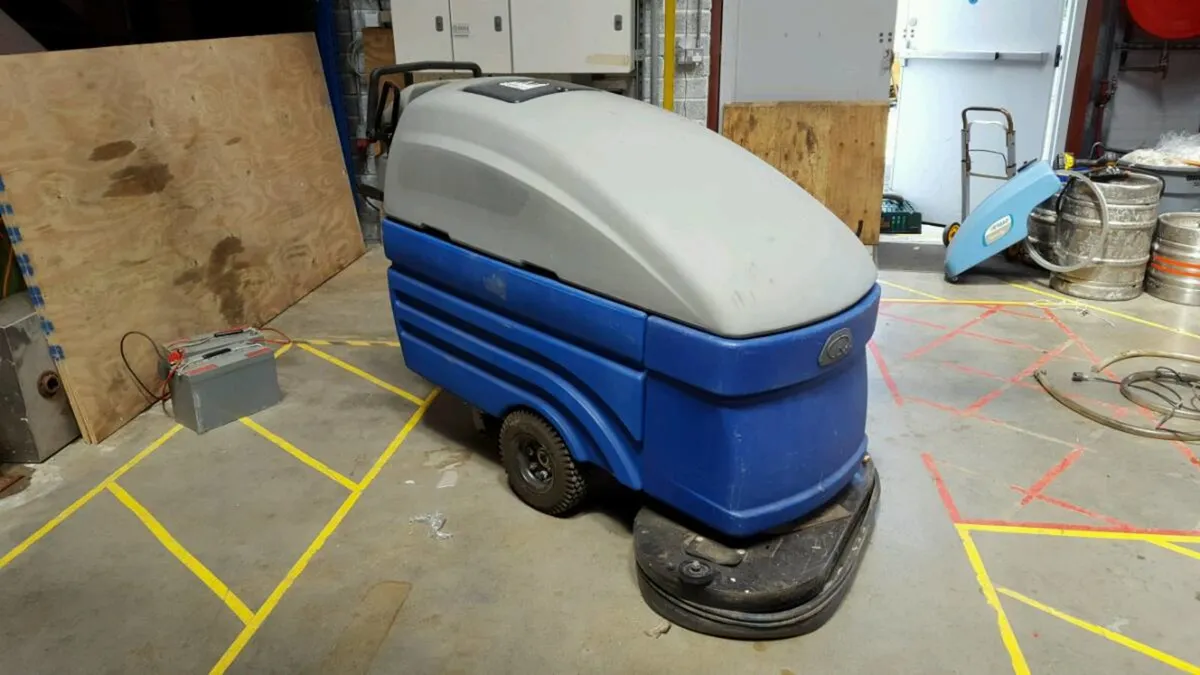 Windsor scrubber dryer floor cleaner - Image 2