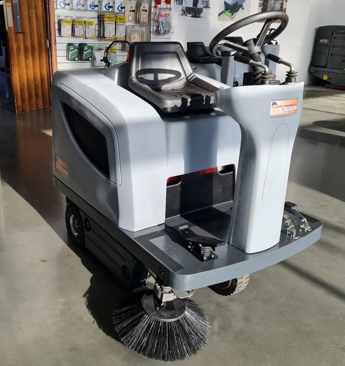 Nilfisk SR1101 Ride on battery operated sweeper - Image 4