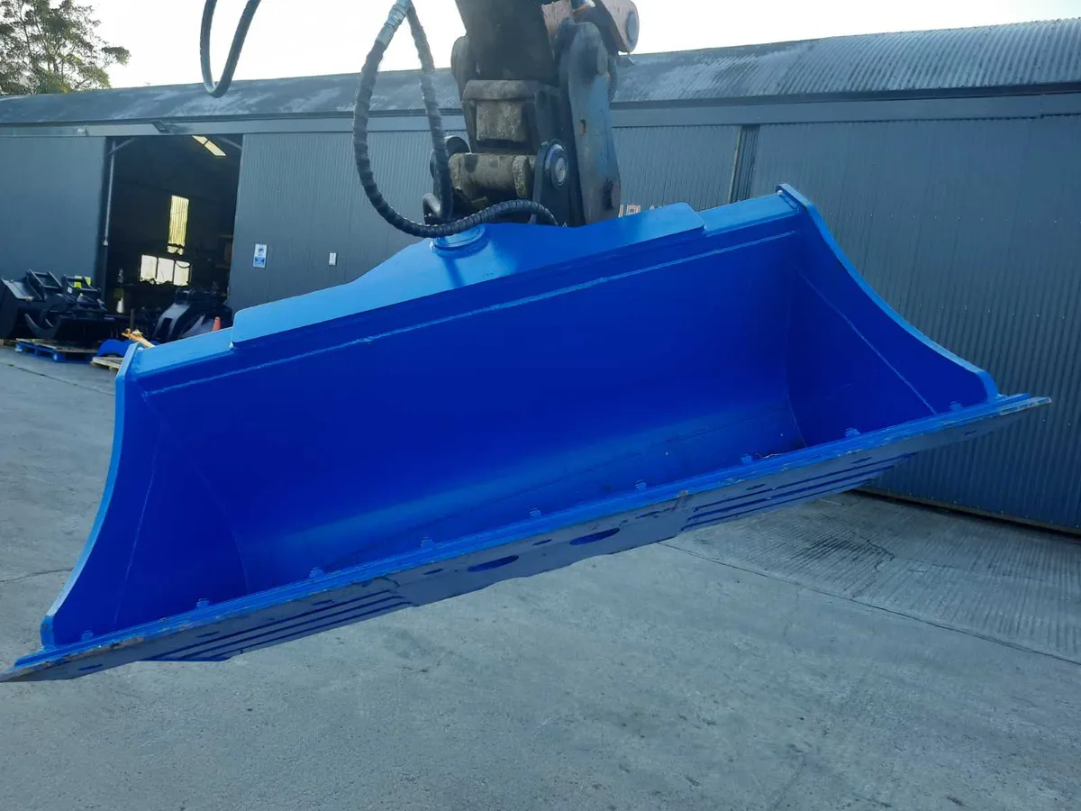 Hydraulic tilt buckets - SEE VIDEO - Image 1
