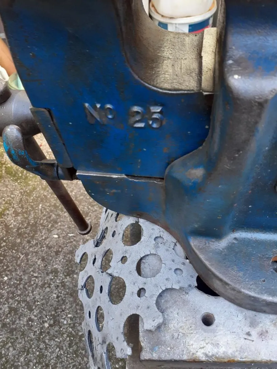 Used record vices - Image 1