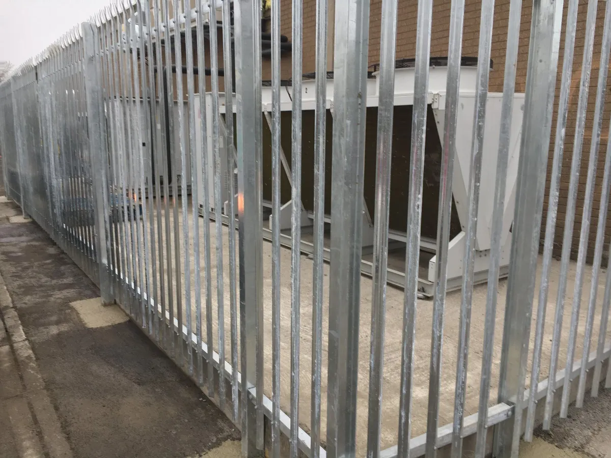 palisade fence - Image 3