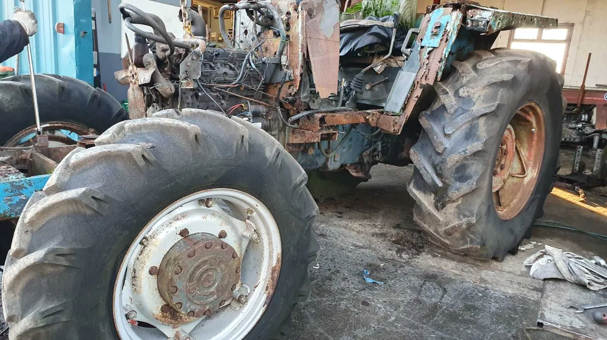 Breaking landine 8550 4x4.   All parts for sale. - Image 2