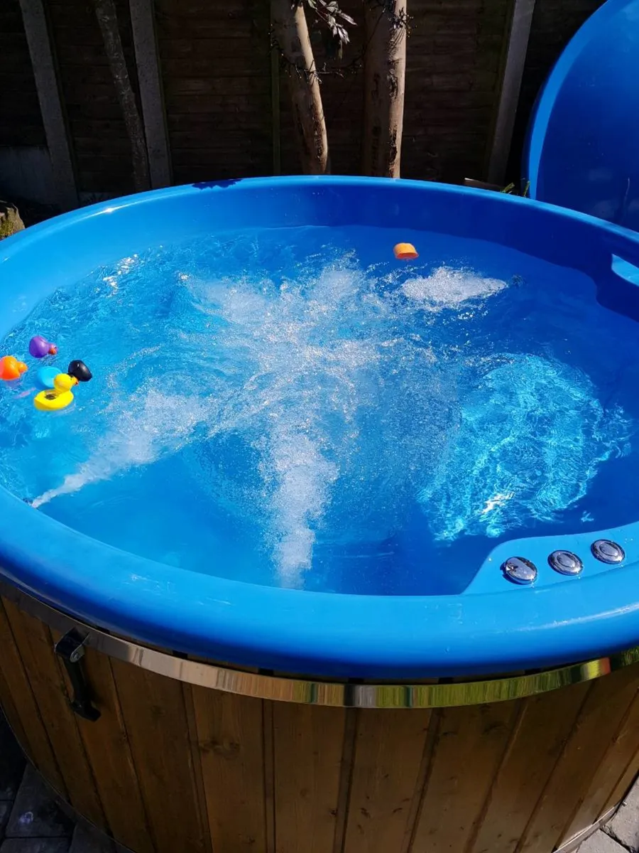 Hot tub  with integrated stove - Image 2
