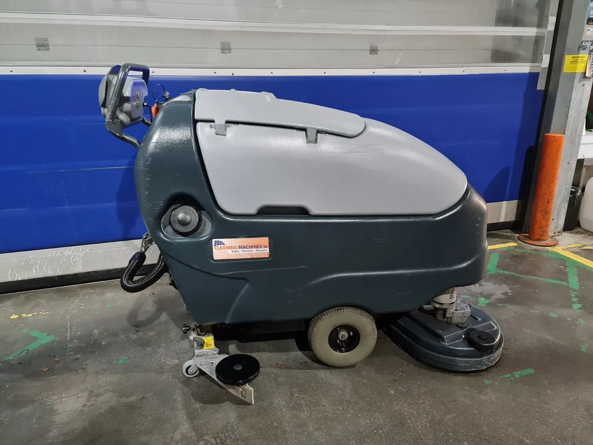 Nilfisk SC800 scrubber dryer warehouse cleaning - Image 3