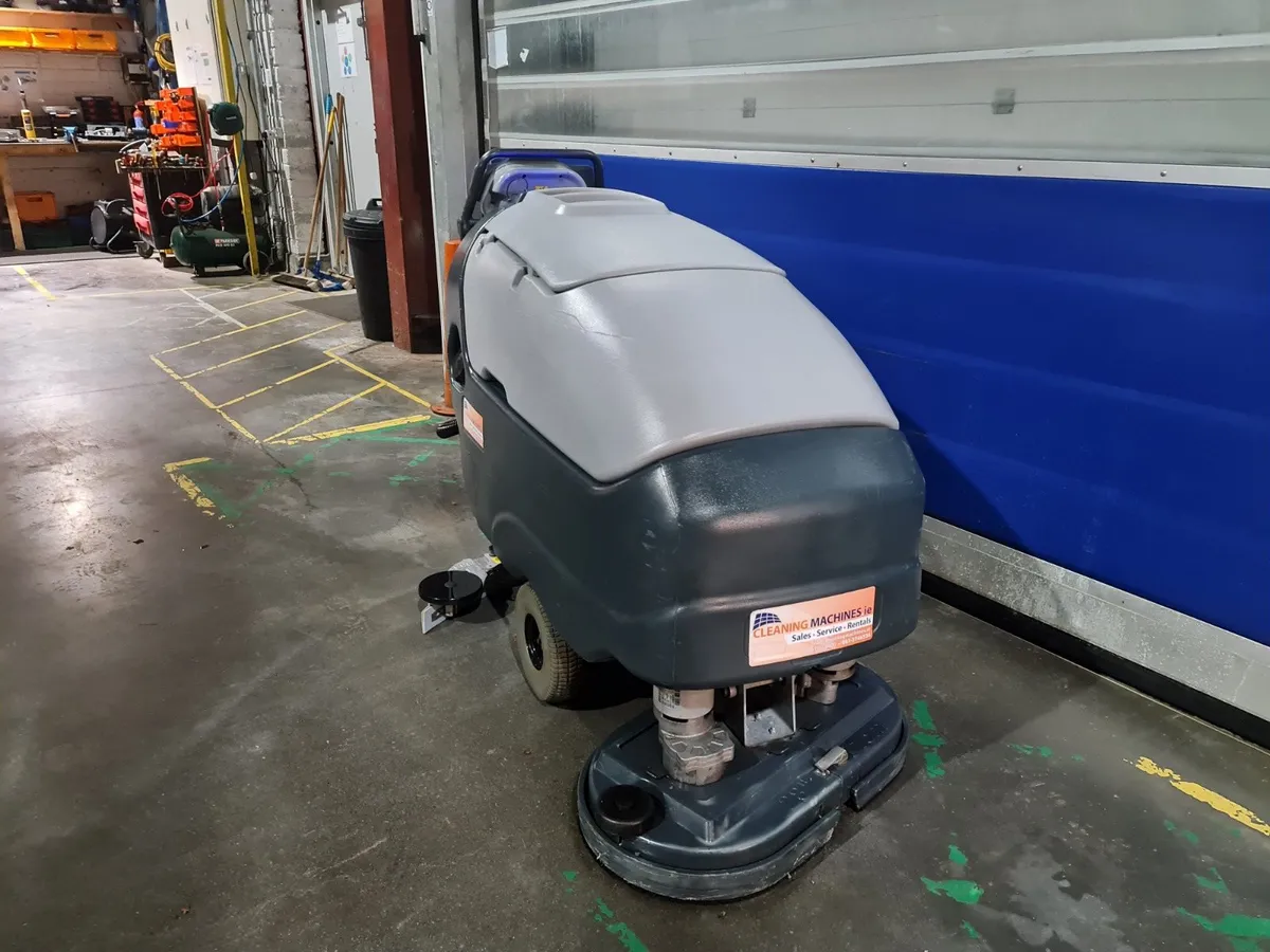 Nilfisk SC800 scrubber dryer warehouse cleaning - Image 4