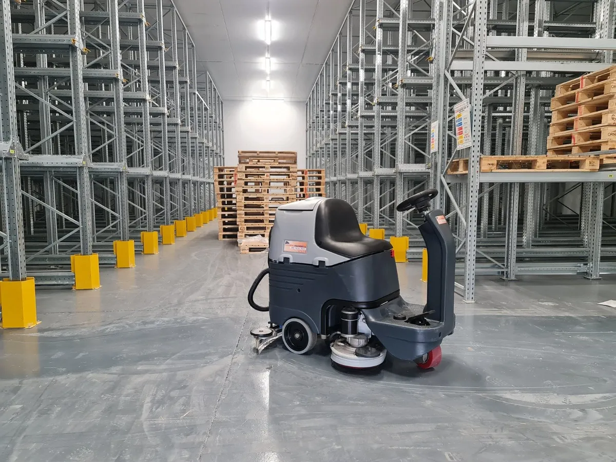Nifisk BR652 Rider scrubber dryer - reconditioned - Image 4