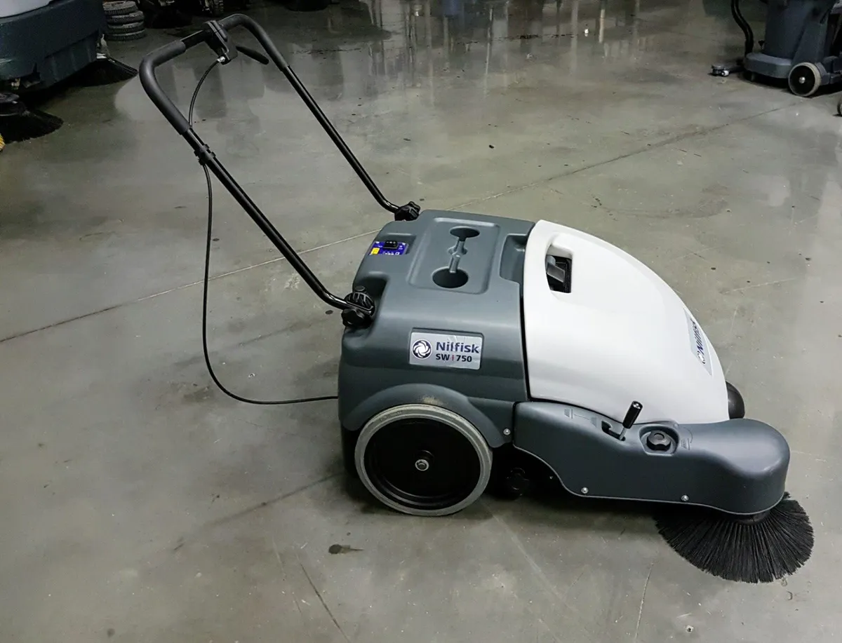 Nilfisk SW750 battery sweeper - Image 2