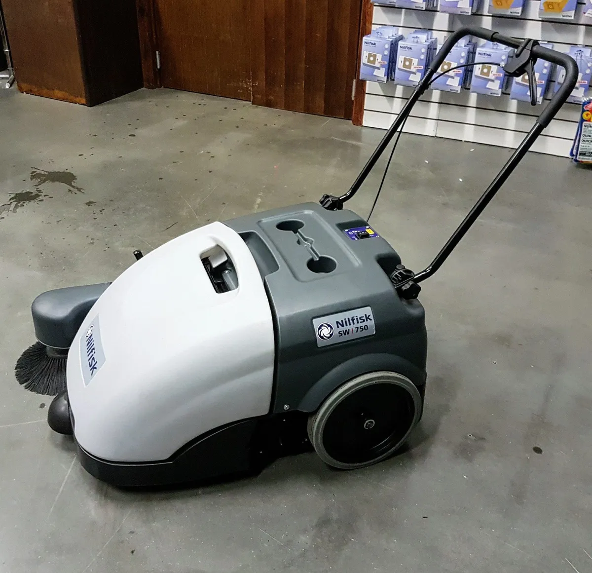 Nilfisk SW750 battery sweeper - Image 3