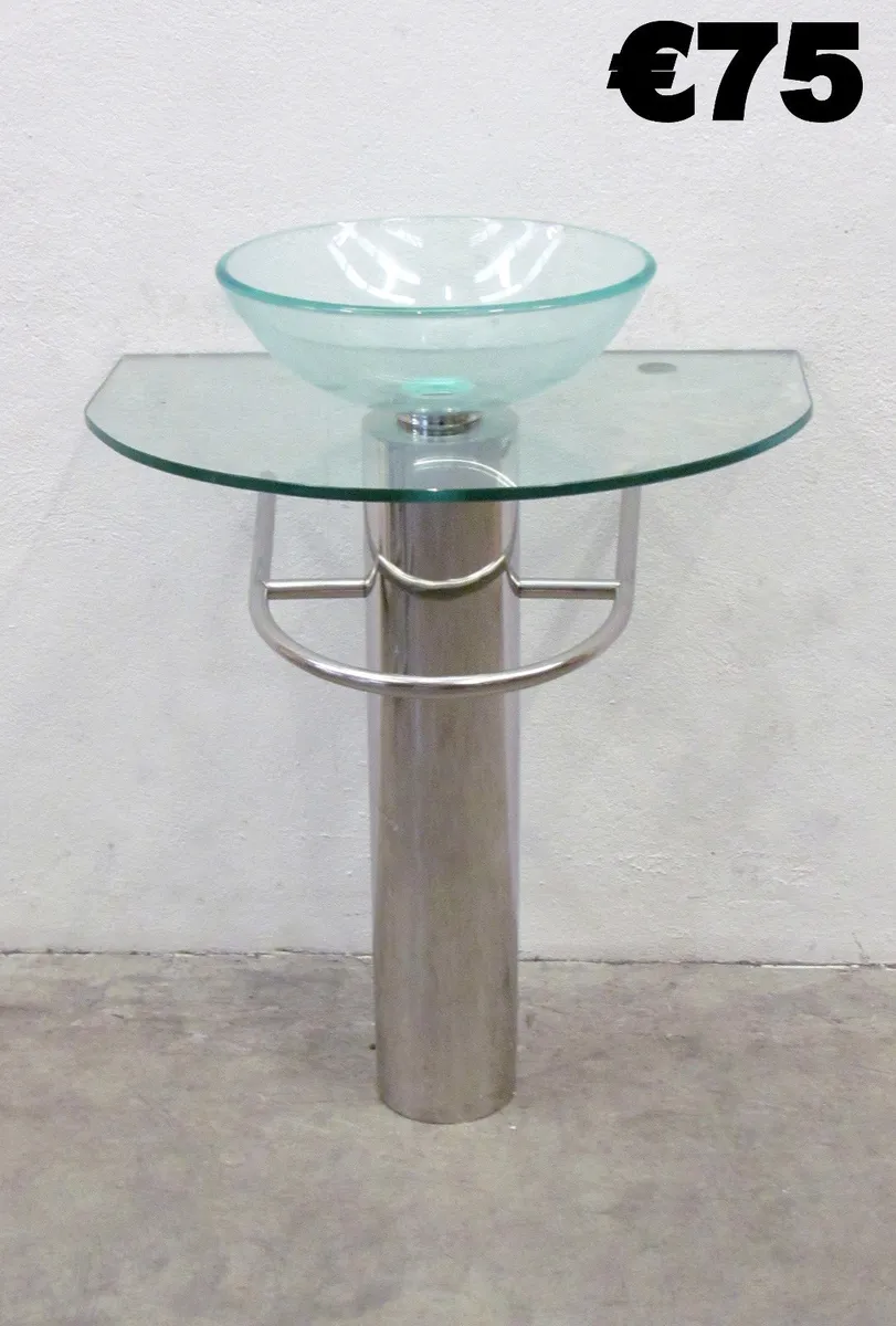 Bathroom sinks & units - Image 2