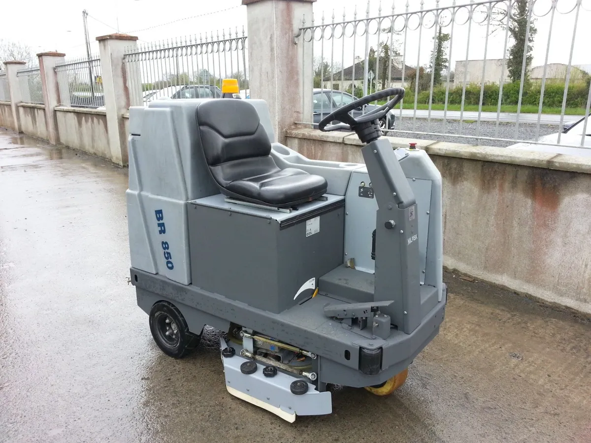 Nilfisk floor  scrubber BR850 ride on - Image 1
