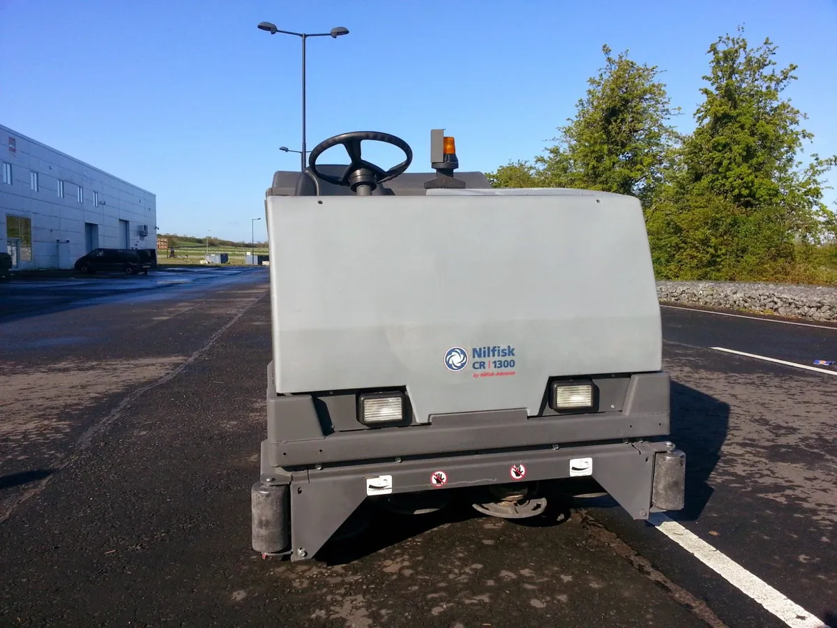 Nilfisk CR1300 Warehouse scrubber dryer - Image 2